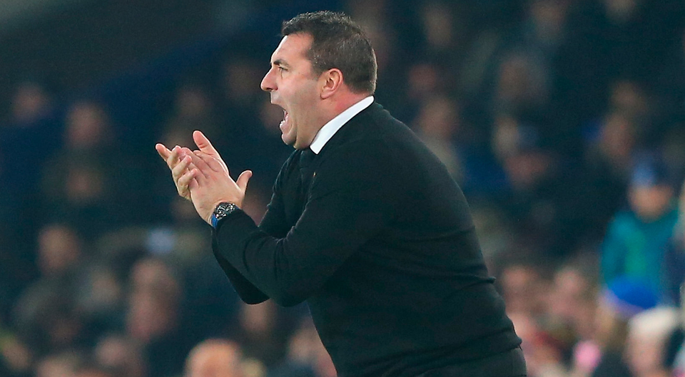 David Unsworth, Caretaker Manager of Everton gives his team instructions. Photo: Getty Images