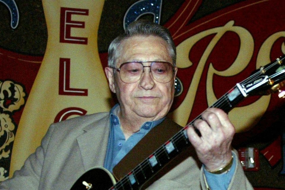 Scotty Moore, a former guitarist for Elvis Presley, has died (AP)