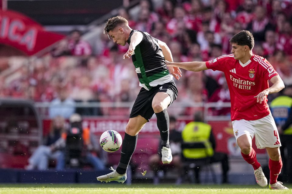 Viktor Gyokeres of Sporting (l) is challenged by António Silva of SL Benfica at Estádio da Luz in Lisbon. (Photo by Pedro Loureiro/Eurasia Sport Images/Getty Images)