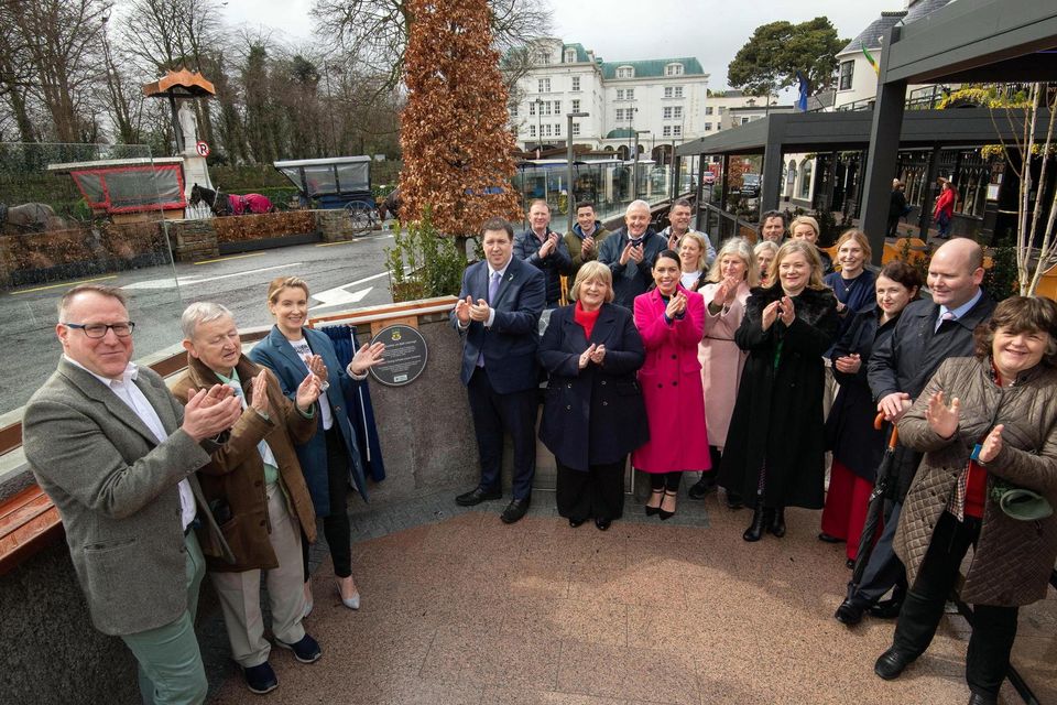 Cathaoirleach of the Killarney Municipal District, Cllr Niall Kelleher unveils the plaque at the official opening of the Killarney Outdoor Dining Infrastructure at Kenmare Place, Killarney on Wednesday along with Angela McAllen, Killarney Town Manager and Miriam Kennedy, Head of Wild Atlantic Way Failte Ireland. Also included are local councillors and council staff. Photo by Don MacMonagle