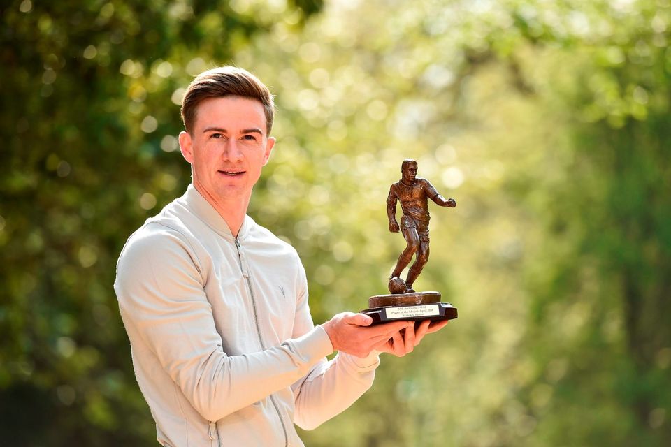 Dundalk FC's Ronan Finn with the SSE Airtricity/SWAI Player of the Month Award for April 2016. Photo: Sportsfile