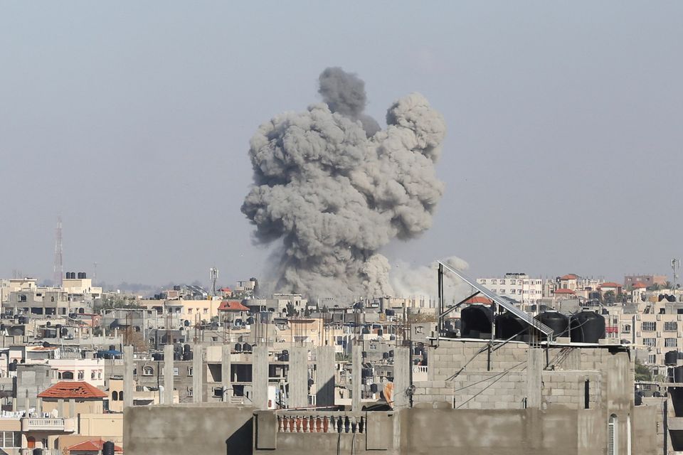 Smoke rises following Israeli strikes, amid the ongoing conflict between Israel and the Palestinian Islamist group Hamas, in Rafah in the southern Gaza Strip May 6, 2024. REUTERS/Hatem Khaled