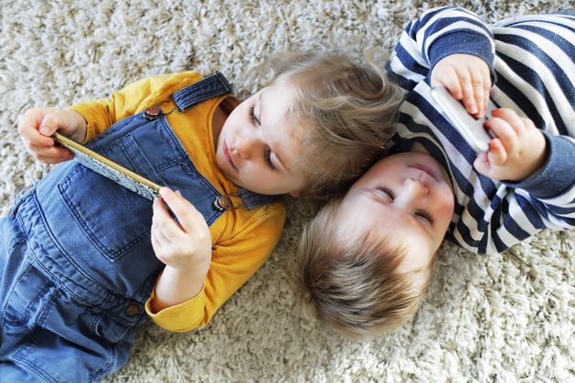 あなたの子供を抜く時ですか？若い子供や十代の若者たちをスクリーンやガジェットから追い出す方法