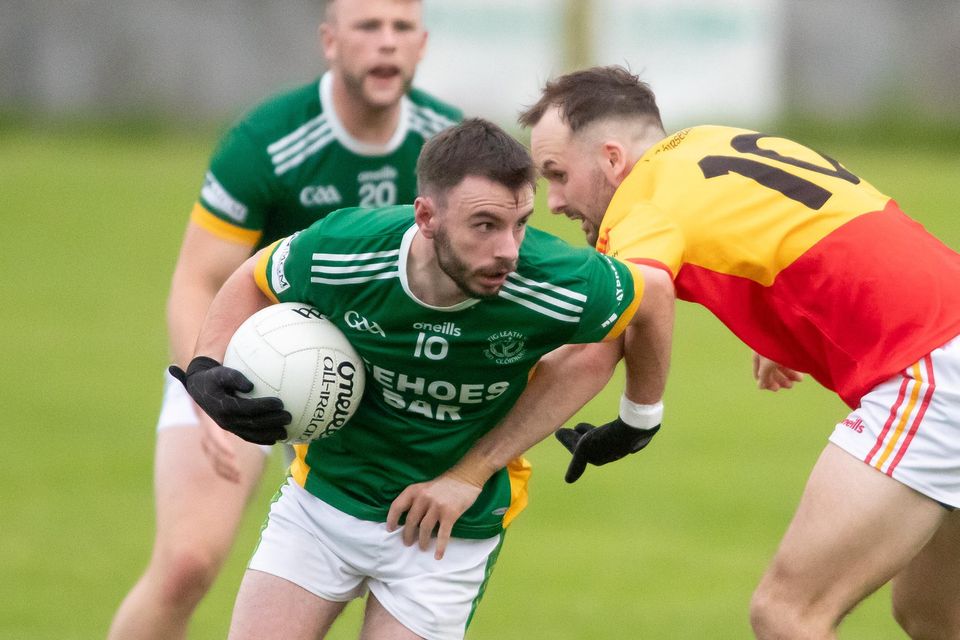 Cathal Doyle of HWH-Bunclody escapes Danny Walsh (Sarsfields) as Adam Hogan looks on. Photo: Mary Browne