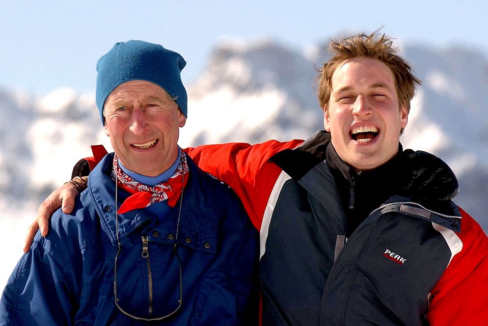 Charles avec son fils aîné William sur les pistes de ski de Madrisa, au-dessus du village suisse de Klosters (John Stillwell/PA)