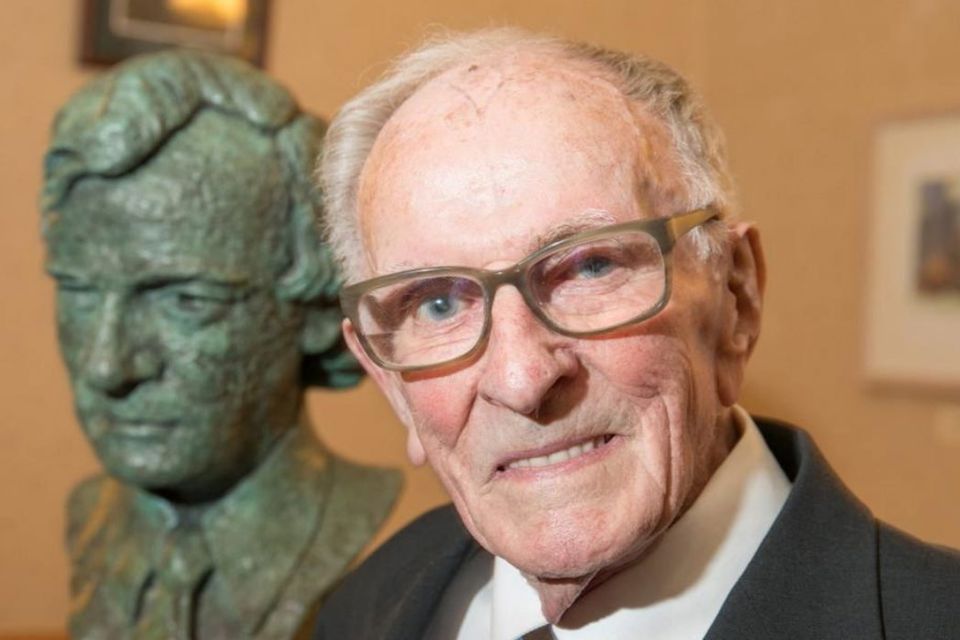 The death has been announced of Professor John A. Murphy. He is pictured here with a bust carved from a portrait by Seamus Murphy which was unveiled in the Aula Max in UCC on the occasion of his 90th birthday in 2017.