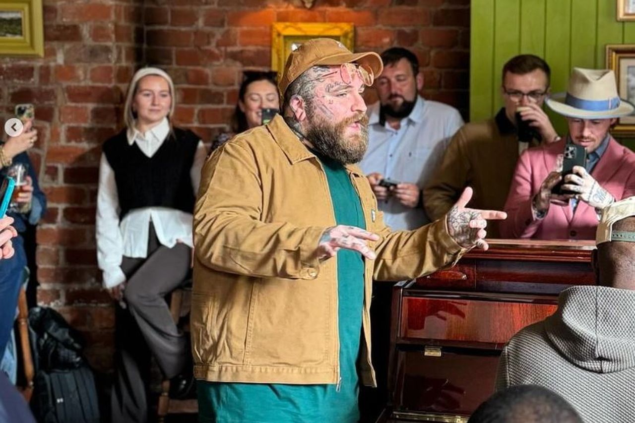 Singer Teddy Swims surprises locals with performance in Dublin pub ...