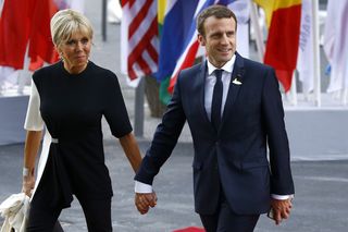 France's First Lady, Сумка в стилі louis vuitton speedy 30 white, Wears Louis  Vuitton at G7 Summit – Pochta News, Brigitte Macron