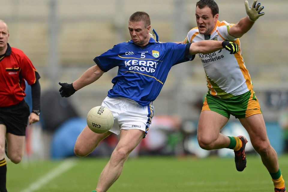 Tomas O Se is challenged by Michael Murphy during the 2012 All-Ireland quarter final