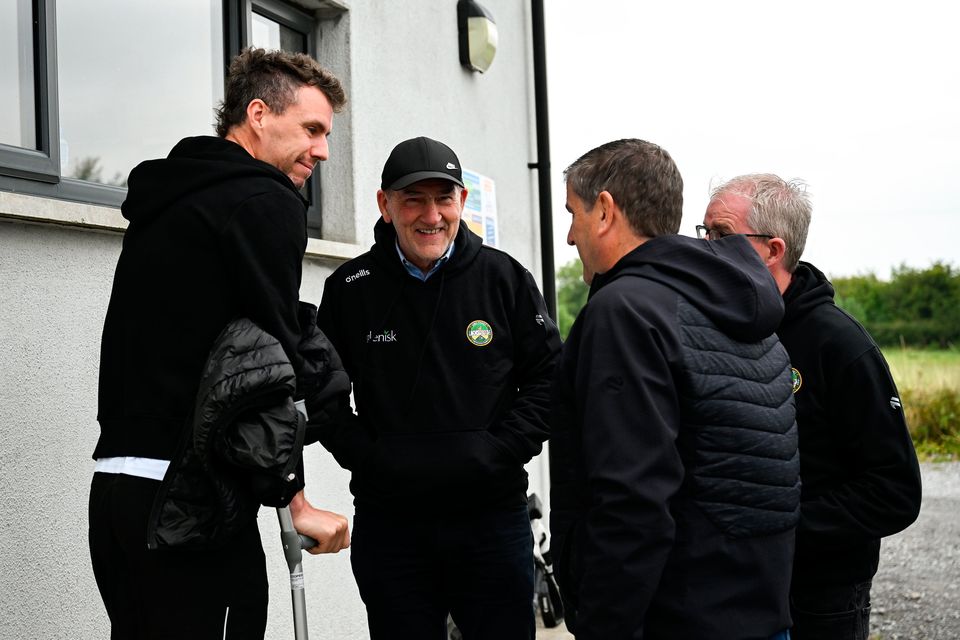 Los nuevos directores de fútbol del condado de Offaly, Mickey Hart y Declan Kelly, a la derecha, con el presidente del consejo del condado de Offaly, Michael Dugnan, y el futbolista Neil McNamee en el club Dingan GAA el domingo. Foto: Brendan Moran/SportsFile