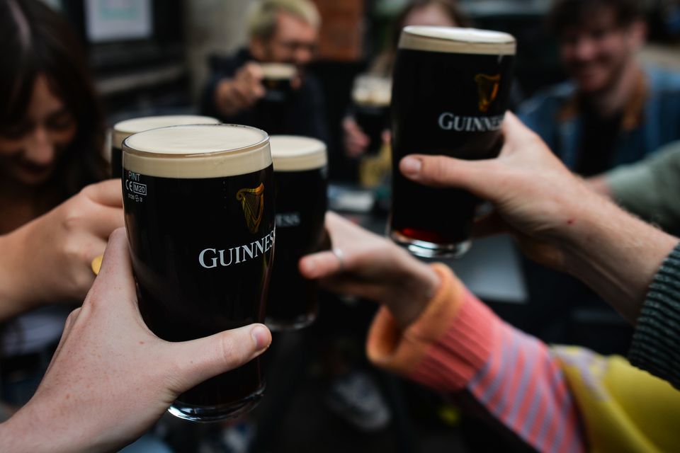 Les gens dégustant des pintes de Guinness dans le centre-ville de Dublin.  Photo : Getty