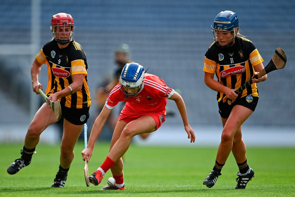 Meabh Cahalane of Cork in action against Grace Walsh, left, and Mary O'Connell of Kilkenny. Photo by Piaras Ó Mídheach/Sportsfile