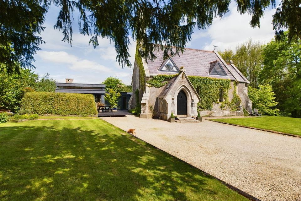 La vieille église, Kiloteran, Waterford City, est une propriété individuelle de cinq chambres et deux salles de bains à vendre de gré à gré, évaluée à 875 000 €.