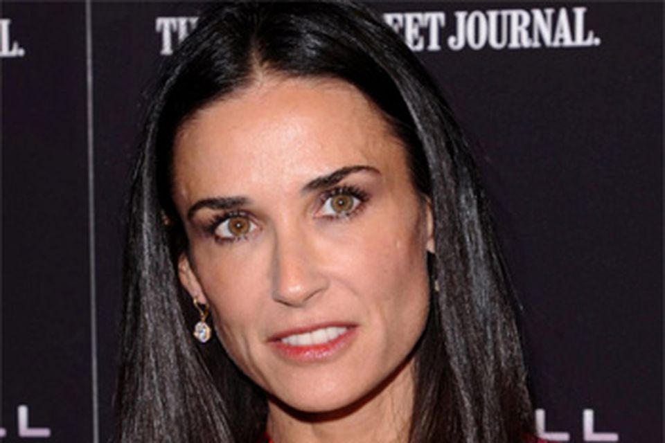 Demi Moore’s Friends Worried That She Is Not Moving On Since Ashton ...