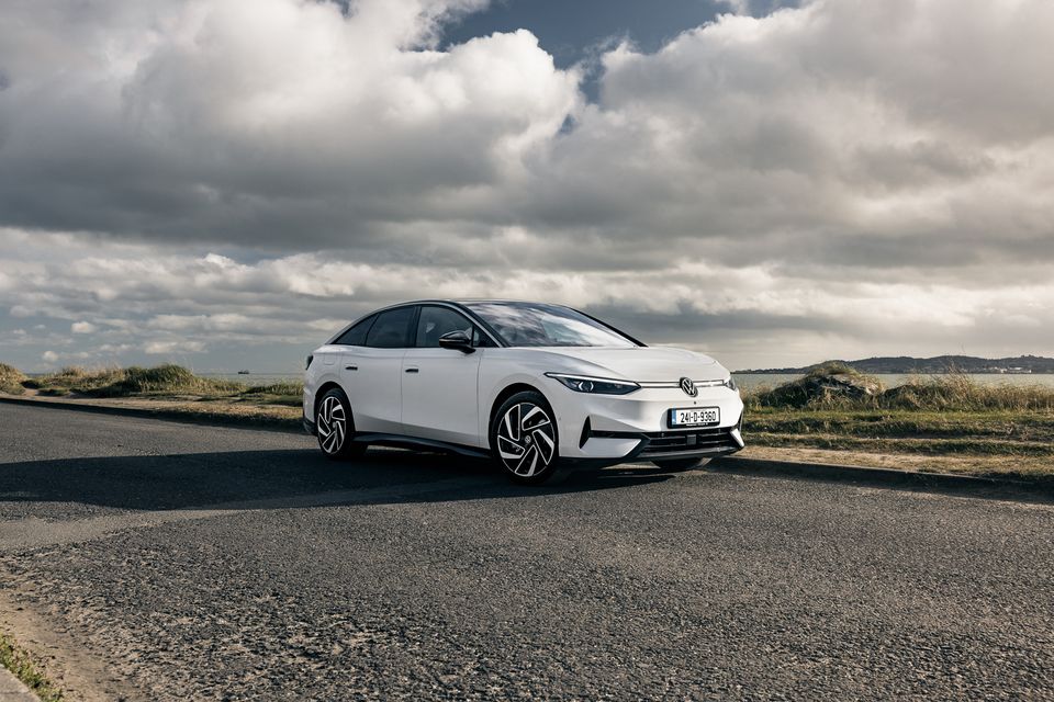 The Volkswagen ID.7 Pro Plus has a sleek profile and a roofline that slopes elegantly to the rear in a coupe style that not only enhances the car’s kerb appeal but also contributes to its efficiency