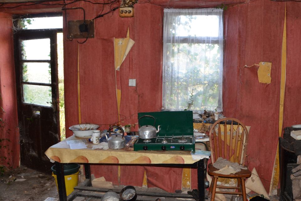 The table with kettles and portable ring cooker