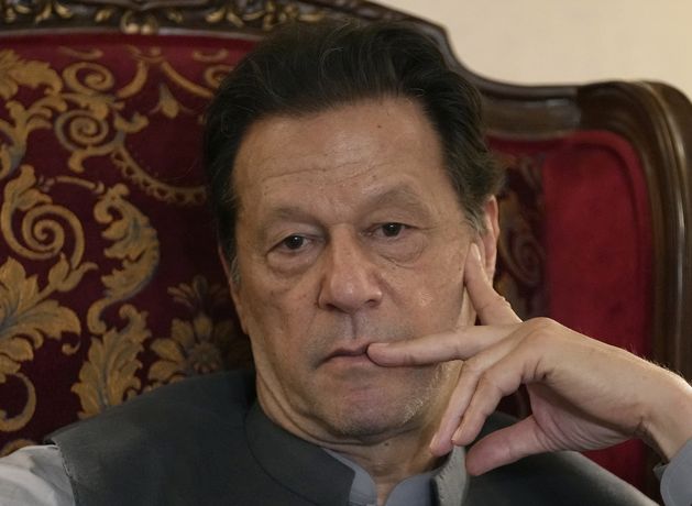 パキスタン元首相イムラン・カーン夫妻に14年の懲役刑 – 別件で10年の懲役刑を言い渡された翌日