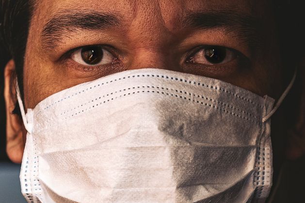 家族と別居中のナイジェリアの医療従事者は「幸せなふりをするために時々フェイスマスクで顔を覆うことがある」と語る