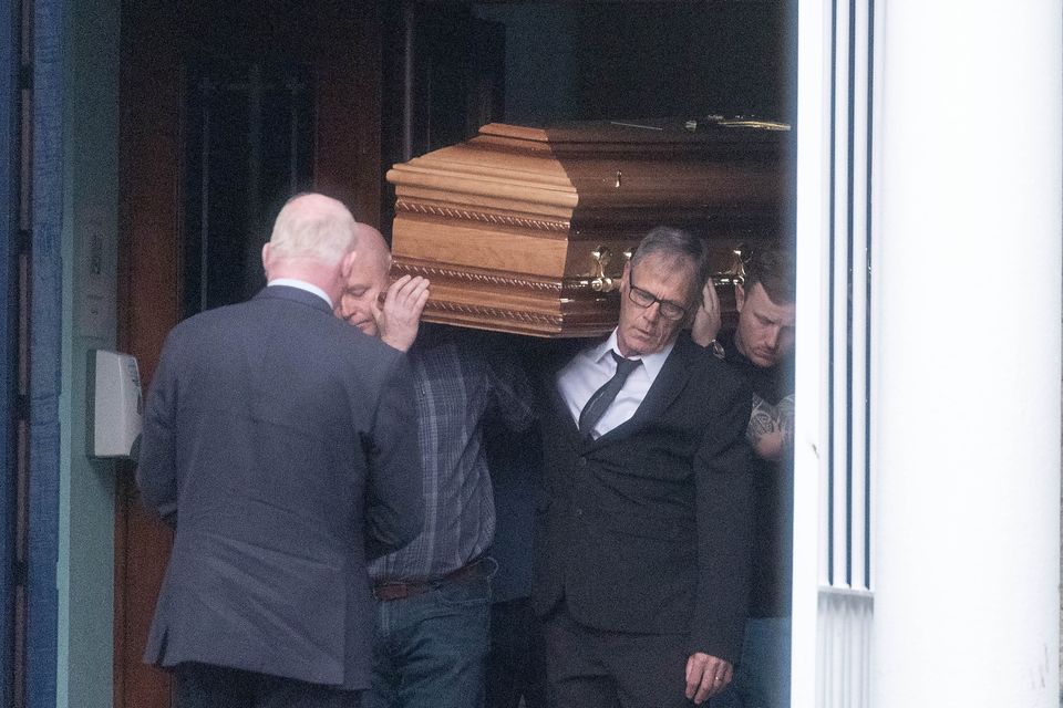 Patsy Hatch, op de voorgrond, tweede rechts, draagt ​​de kist tijdens de begrafenis van Eddie Hatch.  Foto: Colin Keegan, Collins Dublin.