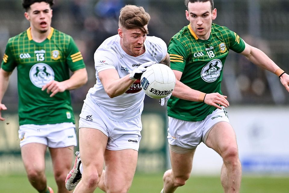 Kevin O'Callaghan of Kildare in action against Aaron Lynch, left, and Cillian O’Sullivan of Meath during the Allianz Football League Division 2 match between Kildare and Meath at St Conleth's Park in Newbridge, Kildare. Photo by Piaras Ó Mídheach/Sportsfile