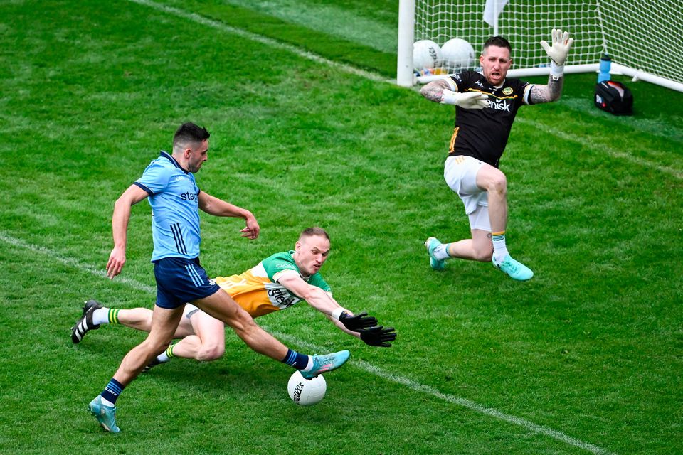 Dublin’s Niall Scully shoots to score his side’s second goal despite the attempts of Offaly’s Declan Hogan and goalkeeper Ian Duffy. Photo: Piaras Ó Mídheach/Sportsfile