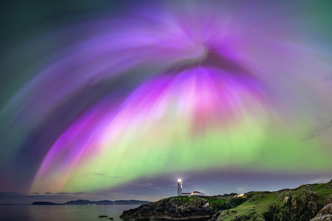 Moonrise above Bray Head and the Northern Lights stargazing snappers