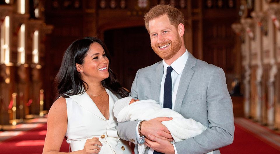 Britain's Prince Harry, Duke of Sussex (R), and his wife Meghan, Duchess of Sussex, pose for a photo with their newborn baby son in St George's Hall at Windsor Castle in Windsor, west of London on May 8, 2019. (Photo by Dominic Lipinski / POOL / AFP)