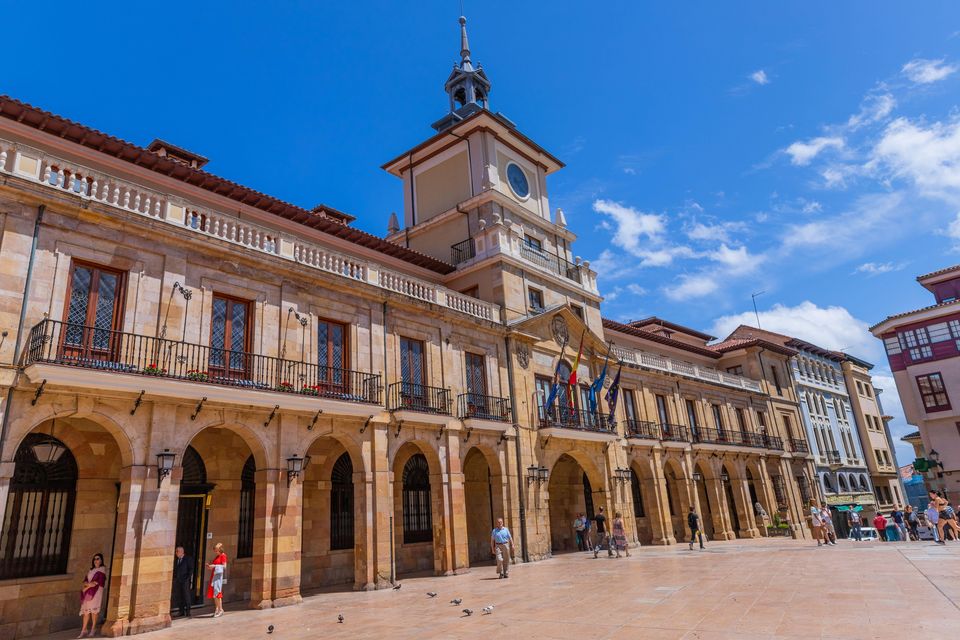Ayuntamiento de Oviedo, Asturias.  Alamy/PA