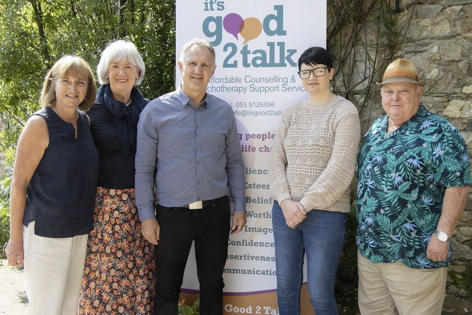 La leyenda del boxeo Billy Walsh (centro) en el lanzamiento de los servicios en línea It's Good 2 Talk el año pasado con Alison McGuinness, Madeleine Quirke, Gina Murphy y Gerry McGuinness. 