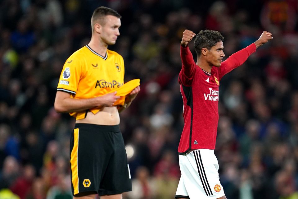 El cabezazo de Raphael Varane (derecha) a 14 minutos del final fue suficiente para sellar la victoria de los anfitriones por 1-0 (Nick Potts/PA)