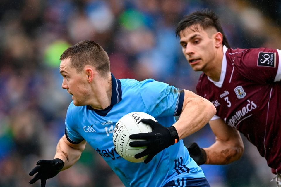 Con O'Callaghan of Dublin in action against Seán Fitzgerald of Galway