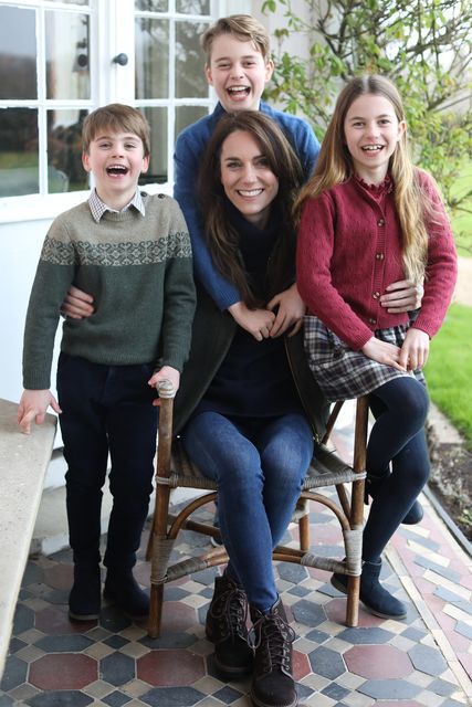 Kate Middleton se disculpa por la foto manipulada del Día de la Madre: 'Experimento editando de vez en cuando'