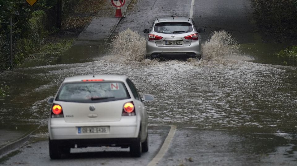 Un automóvil circula por una carretera inundada en Faithlegg, condado de Waterford, Irlanda (Niall Carson/PA)