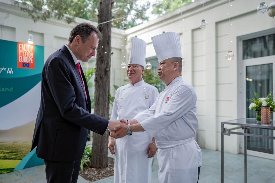 Minister for Agriculture, Food and the Marine Charlie McConalogue meets Chinese chefs on Bord Bia's recent trade mission to China.