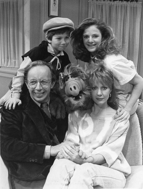 (L-R) Max Wright, Benji Gregory, Andrea Elson, and Anne Shedeen with ALF in Los Angeles in 1986. Photo: Getty 