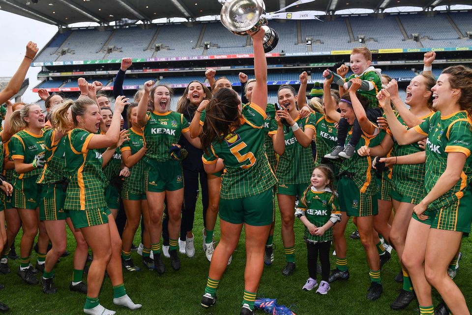 Meath captain Shauna Ennis lifts the cup as she celebrates with her team-mates after their side's victory in the Lidl Ladies Football National League Division 1 Final. Photo by Piaras Ó Mídheach/Sportsfile