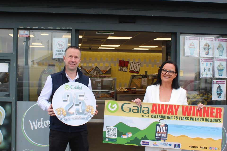Murphys Wholesaler Padraig Doran with Elaine Haughton from Courtown who was the lucky winner of Gala Retail’s Home or Away store promotion, winning a holiday voucher worth €4,000.