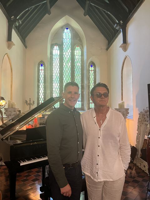Dermot Bannon y el productor musical Don Mescall. Foto de : RTÉ