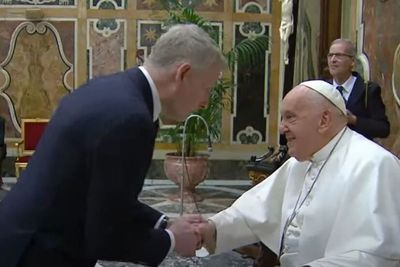 Патрик Квилти и Томми Тирнан встречаются с Папой Франциском в зале, чтобы отпраздновать «драгоценный подарок» комикам.