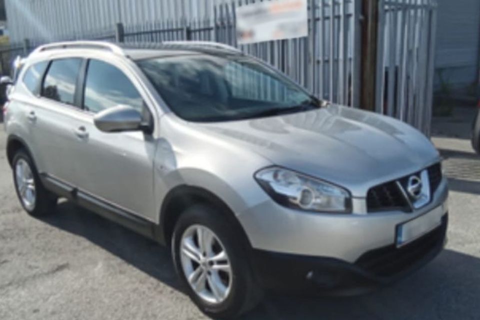 A photograph of a silver Nissan Qashqai hatchback which Daisy is travelling in