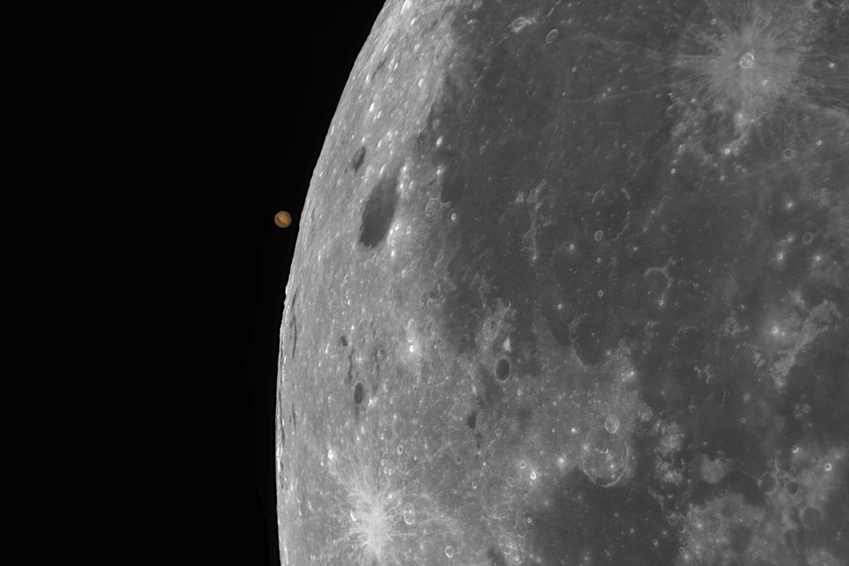 Enda Kelly de 'Cuando los planetas se alinean' de la ciudad de Wicklow.  La imagen de ocultación lunar de Marte ocupó el año pasado el segundo lugar.