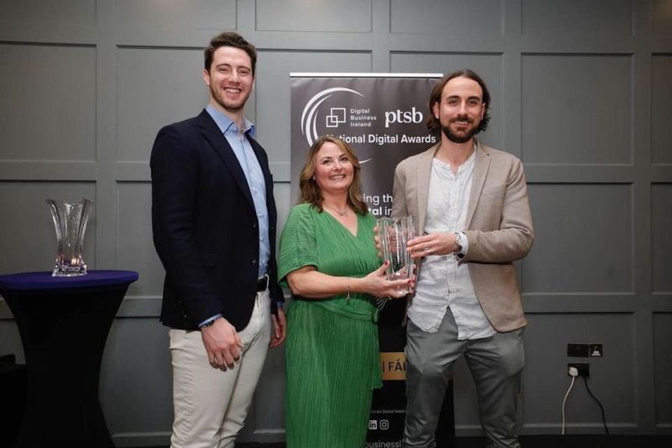 David de Patoul, Strike Digital presenting the SME Business Website of the Year to Anna O’Keeffe and Declan O’Keeffe Jnr, Dec’s Pets at the National Digital Awards.