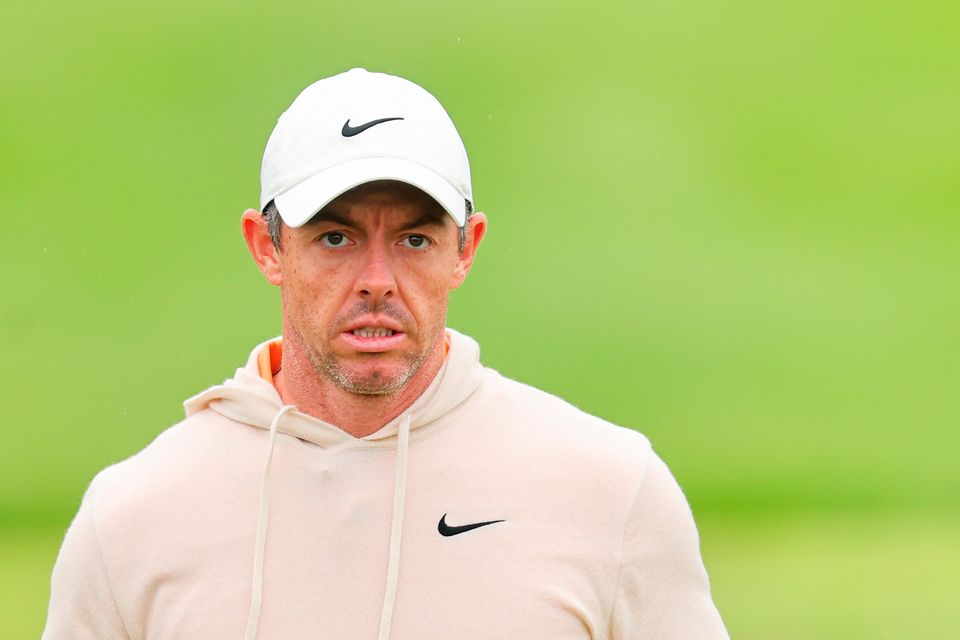 Rory McIlroy regarde depuis le practice lors d'une séance d'entraînement avant le championnat PGA 2024 aujourd'hui au Valhalla Golf Club de Louisville, Kentucky.  (Photo de Michael Reeves/Getty Images)