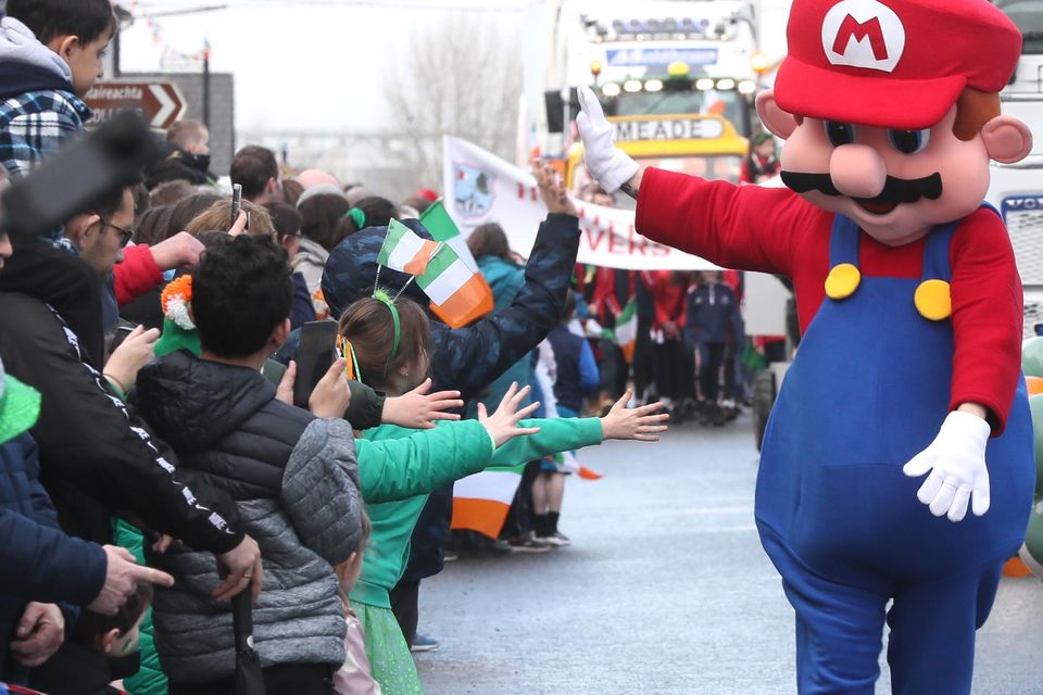 Mario salutes his adoring fans!