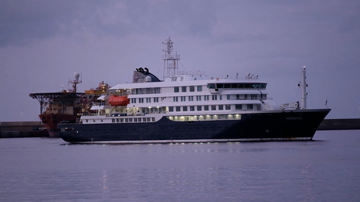 First group of passengers evacuated from hantavirus-stricken cruise ship as Irish citizens set to be flown home to quarantine