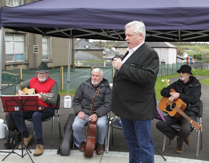 Internationally acclaimed Wexford tenor entertains in hospital outdoor garden
