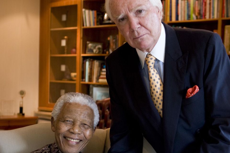 Tony O’Reilly with Nelson Mandela (Queen’s University Belfast/PA)