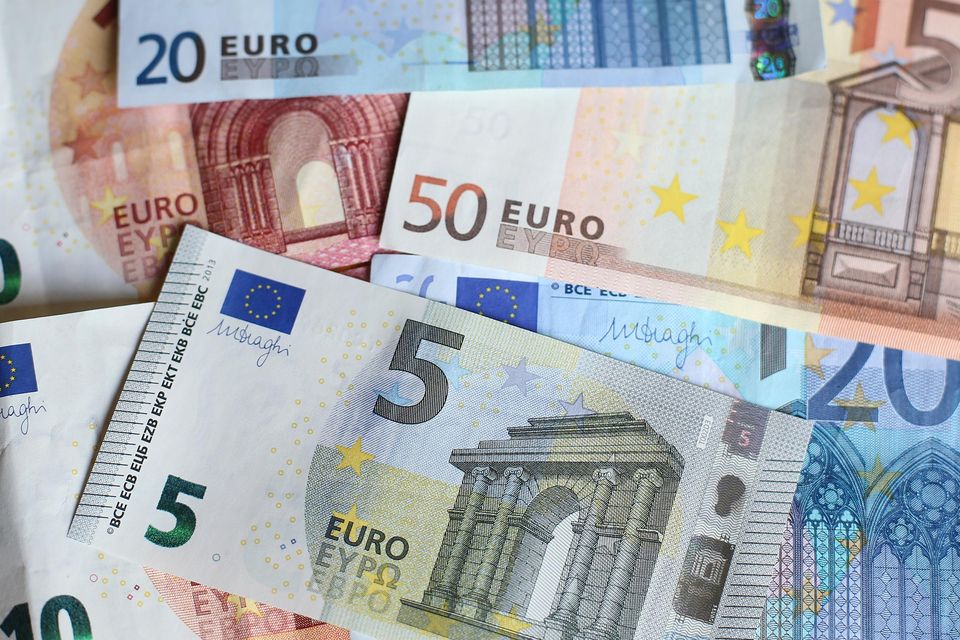 Why is the euro falling? Is it a good time to buy? - AS USA