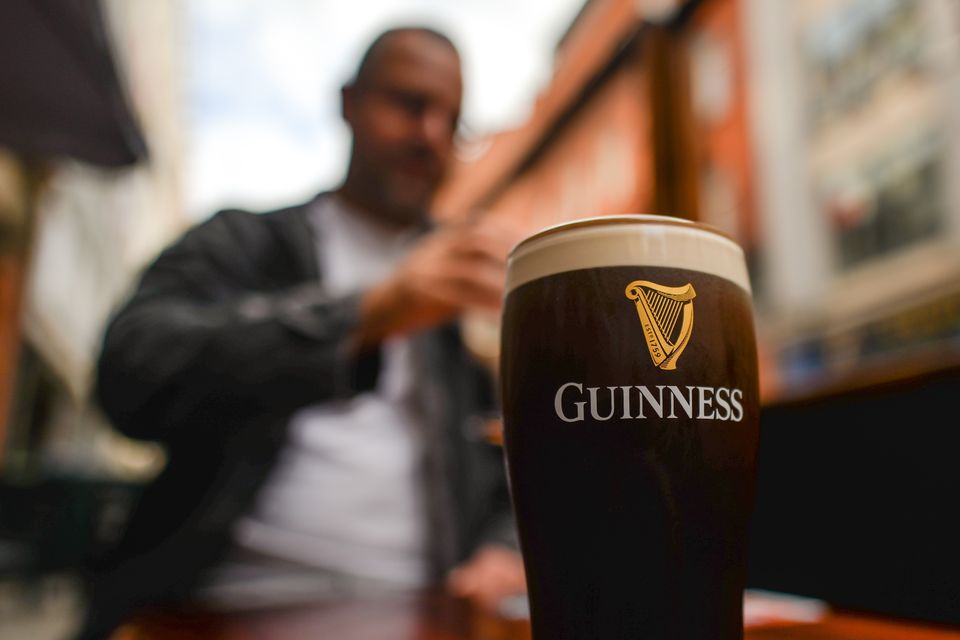 El salario semanal promedio compra 32 pintas menos de Guinness que hace 17 años, según muestran nuevas cifras.