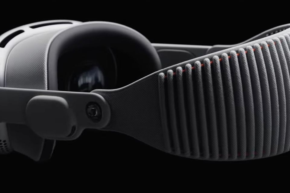 The Vision Pro headset uses an external battery